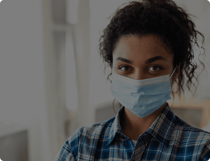 Lady putting on a nosemask